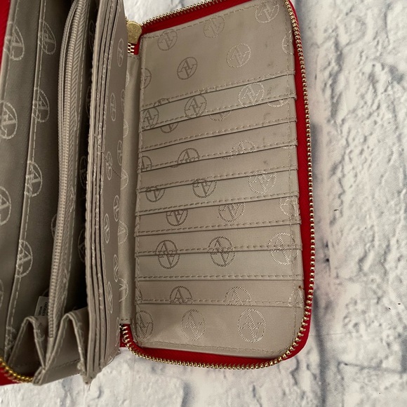 Adrienne Vittadini red patent zip around wallet - Picture 4 of 6